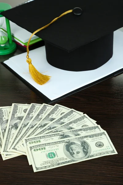 Dinero para la graduación o capacitación en primer plano de mesa de madera —  Fotos de Stock