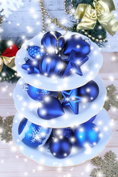 Noel süslemeleri tatlı üzerinde durmak, renk ahşap arka plan üzerinde — Stok fotoğraf