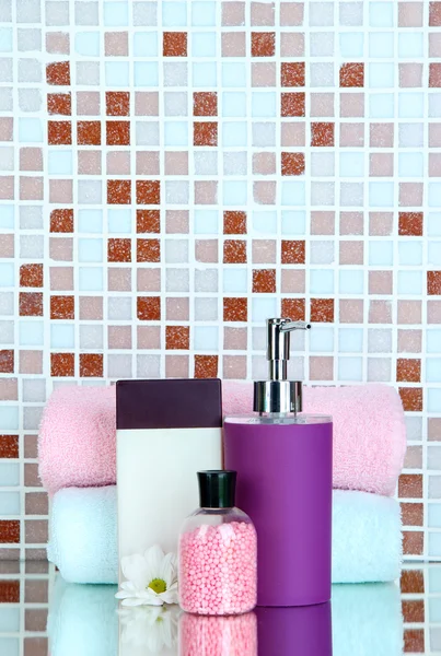 化粧品、モザイク タイル背景上の浴室のアクセサリ — ストック写真