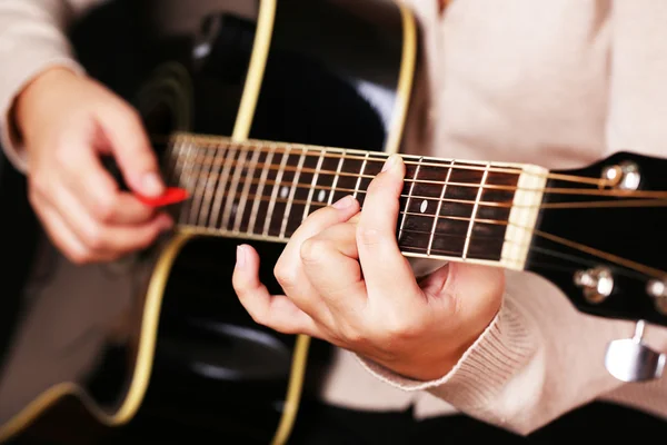 Acoustic guitar in female hands, close-up — Stock Photo, Image