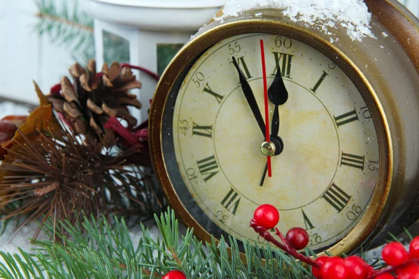 Reloj con ramas de abeto y decoraciones de Navidad de cerca —  Fotos de Stock