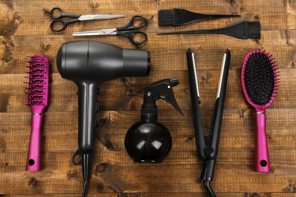 Hairdressing tools on wooden table close-up — Stock Photo, Image