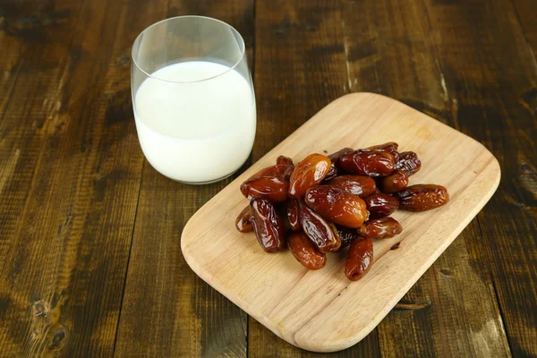 Εννοιολογική φωτογραφία του Ραμαζανιού τροφίμων: ημερομηνίες φοίνικα, γάλα, σε ποτήρι — Φωτογραφία Αρχείου