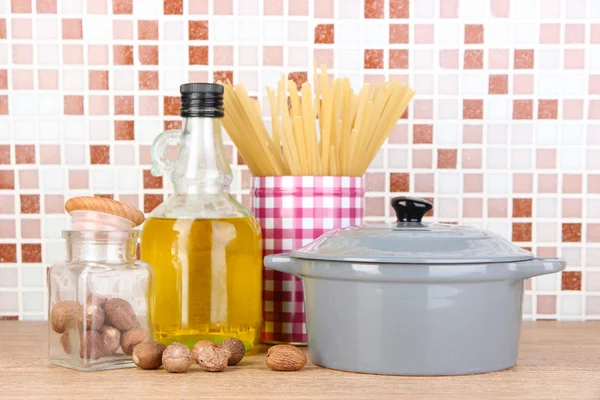 Produkte zum Kochen in der Küche auf dem Tisch auf Mosaikfliesen Hintergrund — Stockfoto