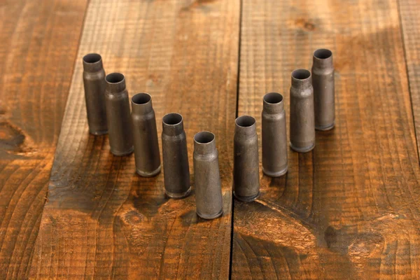 Дробовые патроны на деревянном столе крупным планом — стоковое фото