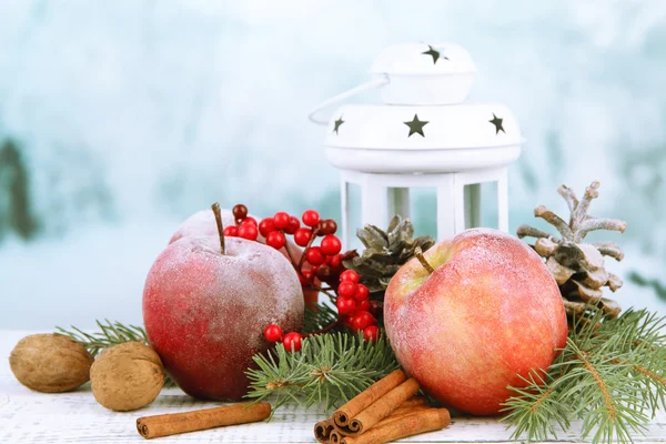 Composição de Natal com maçãs vermelhas de inverno em fundo brilhante — Fotografia de Stock