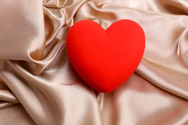 Corazón rojo decorativo, sobre fondo de tela de color —  Fotos de Stock