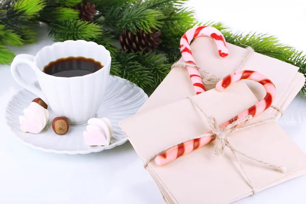 Bastones de caramelo de Navidad, taza con bebida caliente y cartas para Santa, aislado en blanco — Foto de Stock