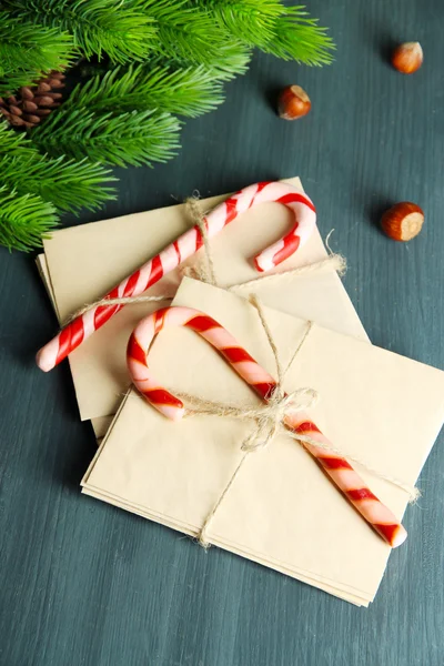 Weihnachten Zuckerstangen und Buchstaben für Weihnachtsmann, auf farbigem Holzhintergrund — Stockfoto