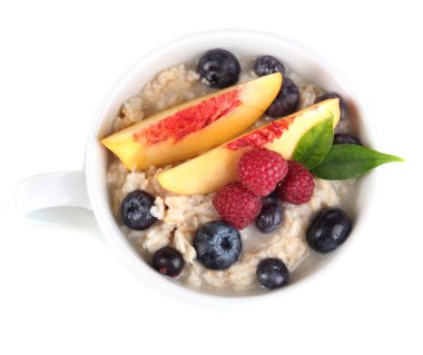 havermout in cup met bessen geïsoleerd op wit