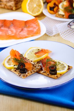 Somon Sandviç plaka üzerinde ahşap masa yakın çekim