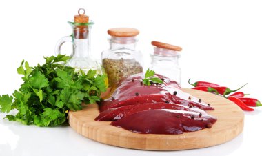 baharat ve soslar üzerinde beyaz izole ahşap tahta üzerinde çiğ karaciğer