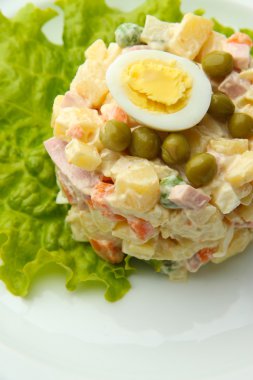 geleneksel Rus salatası olivier, yakın çekim