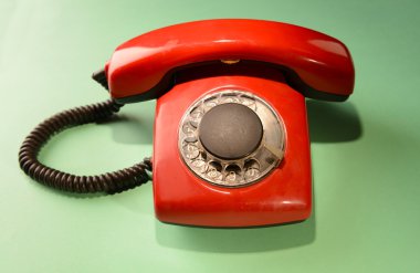 renkli arka plan üzerinde kırmızı retro telefon