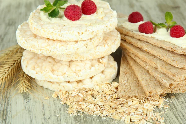 Tasty crispbread with berries, on wooden table — Stock Photo, Image