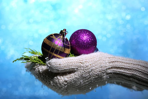 Female hands in mittens with gift box, close-up — Stock Photo, Image