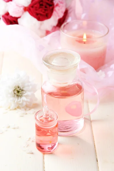 Glazen flesje met kleur essentie, op houten achtergrond — Stockfoto