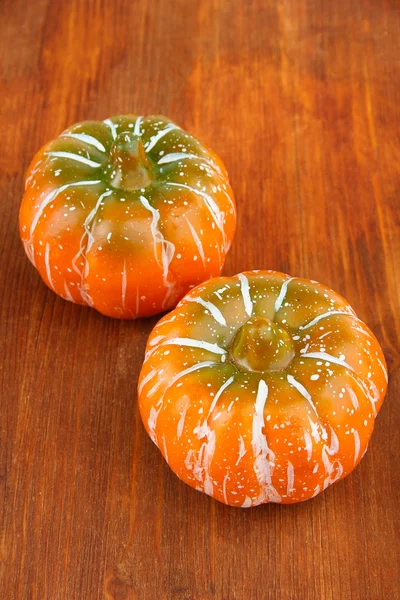 Calabazas pequeñas sobre fondo de madera —  Fotos de Stock