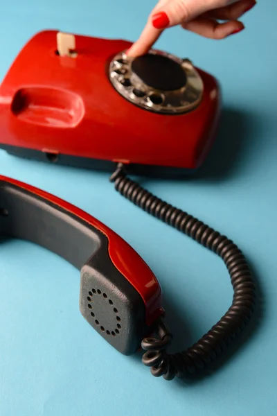 Renkli arka plan üzerinde kırmızı retro telefon — Stok fotoğraf