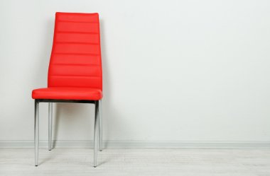 Modern renkli sandalye boş oda duvar zemin üzerine