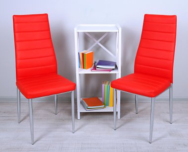 modern renkli sandalyeler, ahşap stand, duvar fon üzerine kitap ile güzel iç