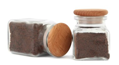 Kavanozlar beyaz izole çözünür kahve