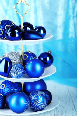 Noel süslemeleri tatlı üzerinde durmak, renkli arka plan üzerinde