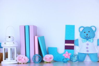 raf el yapımı örgü harfi ile dekore edilmiştir.