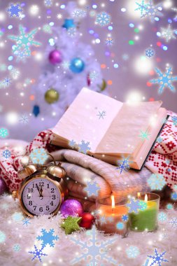 kareli, mumlar ve parlak zemin üzerine beyaz halı üzerinde Noel süslemeleri ile kompozisyon