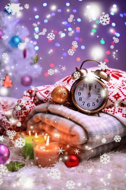 kareli, mumlar ve parlak zemin üzerine beyaz halı üzerinde Noel süslemeleri ile kompozisyon