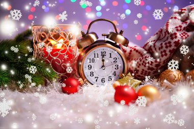 kareli, mumlar ve parlak zemin üzerine beyaz halı üzerinde Noel süslemeleri ile kompozisyon