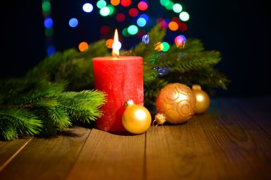 kompozisyon yazma ile mum, çam ağacı ve Noel süslemeleri çok renkli ışık arka plan üzerinde