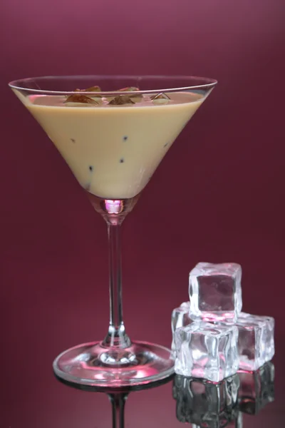 Liqueur Baileys en verre sur fond rose — Photo