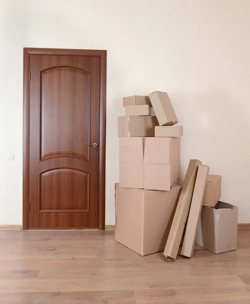 Empty room with stack of cartons: moving house concept — Stock Photo, Image