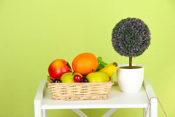 Samenstelling van verschillende woninginrichting op witte plank op groene muur achtergrond — Stockfoto