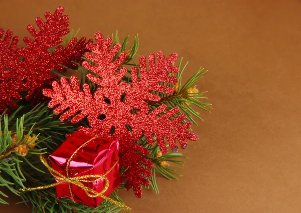 Belle decorazioni natalizie su abete su sfondo marrone — Foto Stock