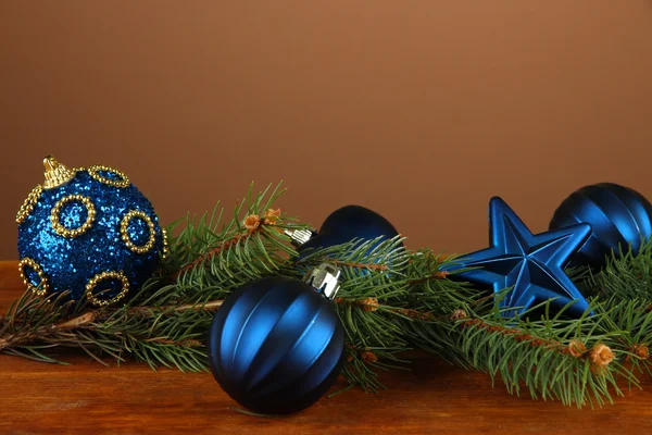 Schöne Weihnachtsdekoration auf Tanne auf Tisch auf braunem Hintergrund — Stockfoto