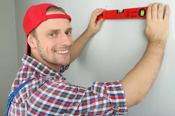 Portret van de jonge voorman in de kamer — Stockfoto