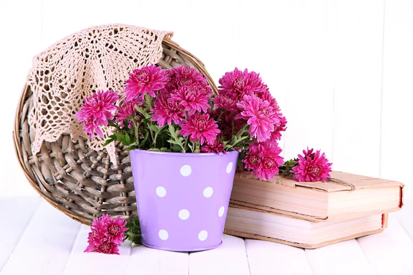 白い木製の背景にバケツでピンクの菊の花束 — ストック写真