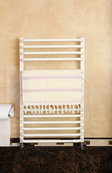 Toalha de cor no radiador no banheiro — Fotografia de Stock