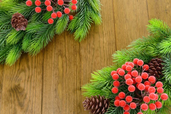 Ramas de árbol de Navidad sobre fondo de madera —  Fotos de Stock