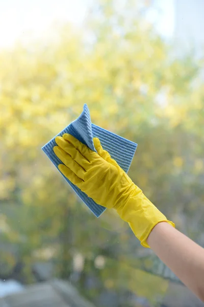 Ruce s ubrouskem, čištění oken — Stock fotografie