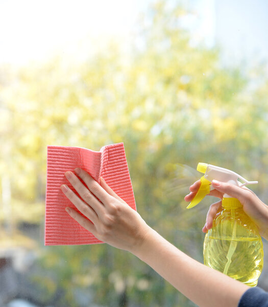 Руки с брызгами моют окно
