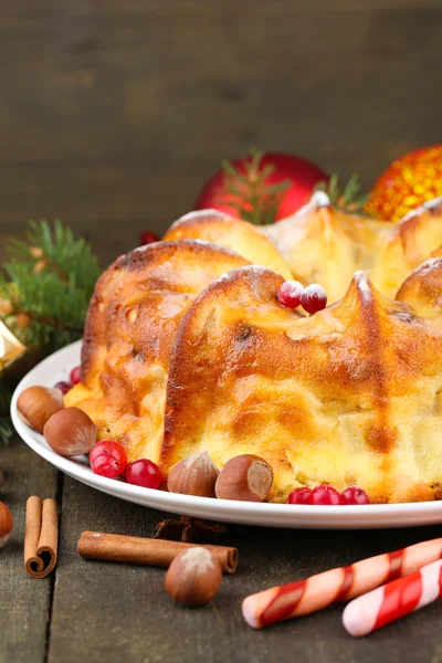 Sabroso pastel de Navidad casero, sobre fondo de madera gris — Foto de Stock