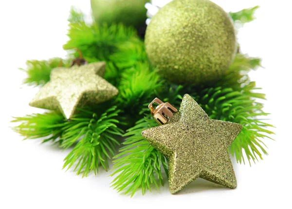 Vánoční koule a dekorativní hvězdy na jedle, izolované na bílém — Stock fotografie