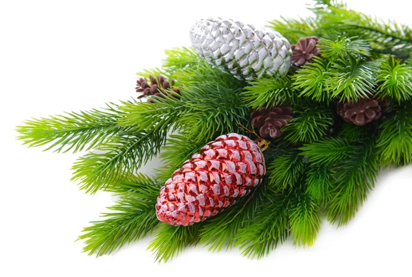 Kerstversiering op fir boom, geïsoleerd op wit — Stockfoto