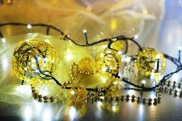 深色背景下的圣诞装饰球和花环 — 图库照片