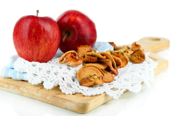 Getrocknete Äpfel und frische Äpfel, auf Schneidebrett isoliert auf weiß — Stockfoto