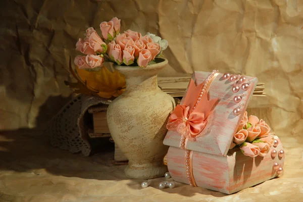 Прекрасне натюрморт з вінтажною коробкою і квітами — стокове фото