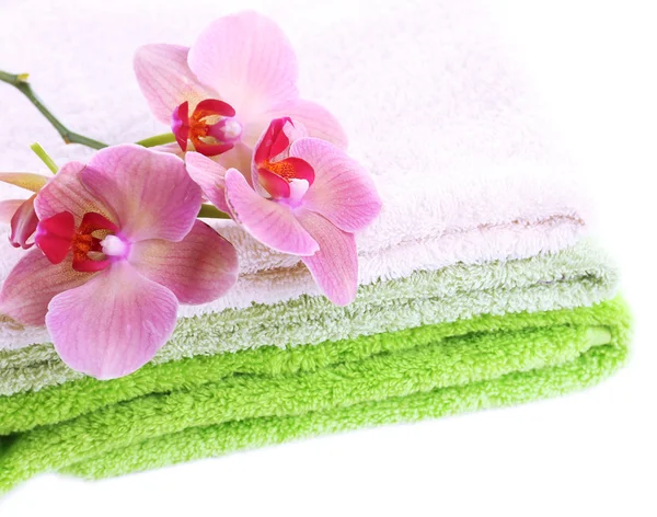 Flor de orquídea y toallas, aisladas en blanco —  Fotos de Stock